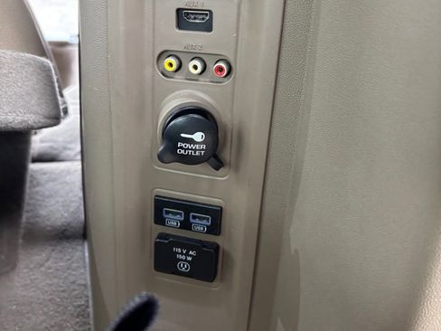 Used 2015 Chrysler Town & Country Touring-L w/ Driver Convenience Group image 31