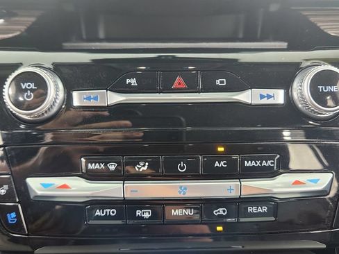 Used 2022 Ford Explorer Limited w/ Equipment Group 301A AWD/4WD image 29