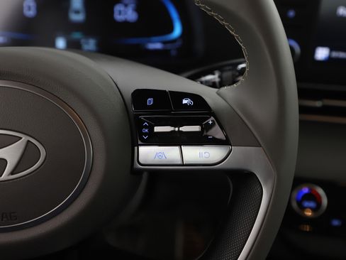 Certified 2025 Hyundai Elantra Sport image 19