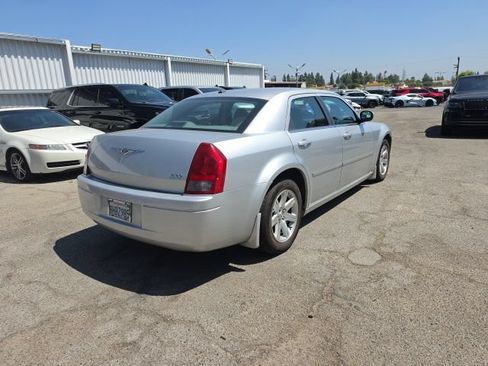 Used 2007 Chrysler 300 RWD image 3