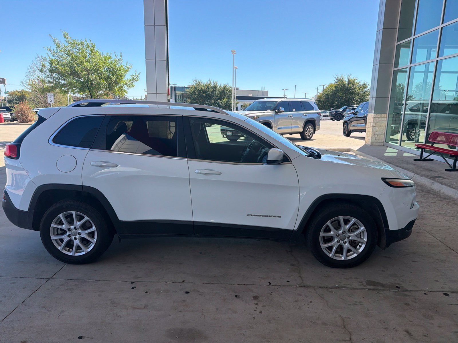 Used 2016 Jeep Cherokee Latitude w/ Safety/Convenience Group FWD image 27