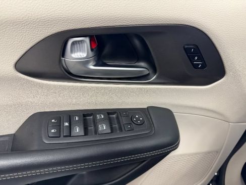Used 2024 Chrysler Pacifica Limited FWD image 11