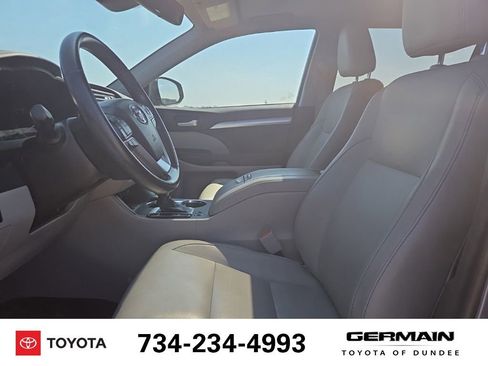 Used 2017 Toyota Highlander XLE w/ Carpet Mat Package AWD/4WD image 13