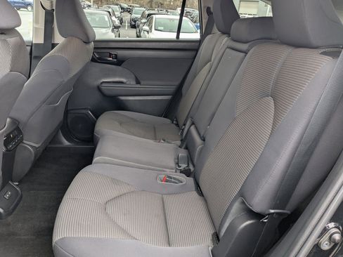Used 2023 Toyota Highlander LE image 32