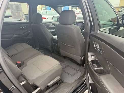 Used 2023 Chevrolet Traverse LT image 12