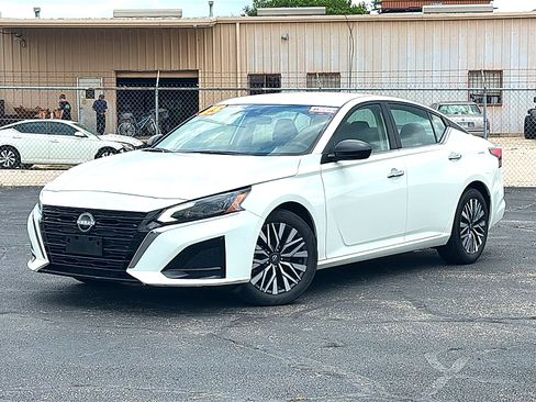 Used 2025 Nissan Altima 2.5 SV FWD image 2