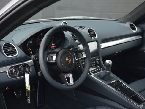 Certified 2025 Porsche 718 Cayman GTS RWD image 4