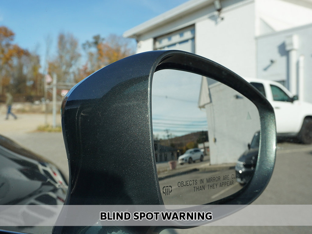 Used 2022 Chrysler Pacifica Touring-L FWD image 4
