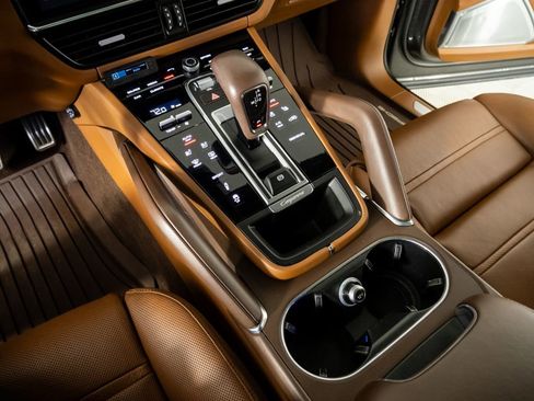 Certified 2023 Porsche Cayenne Turbo AWD/4WD image 18