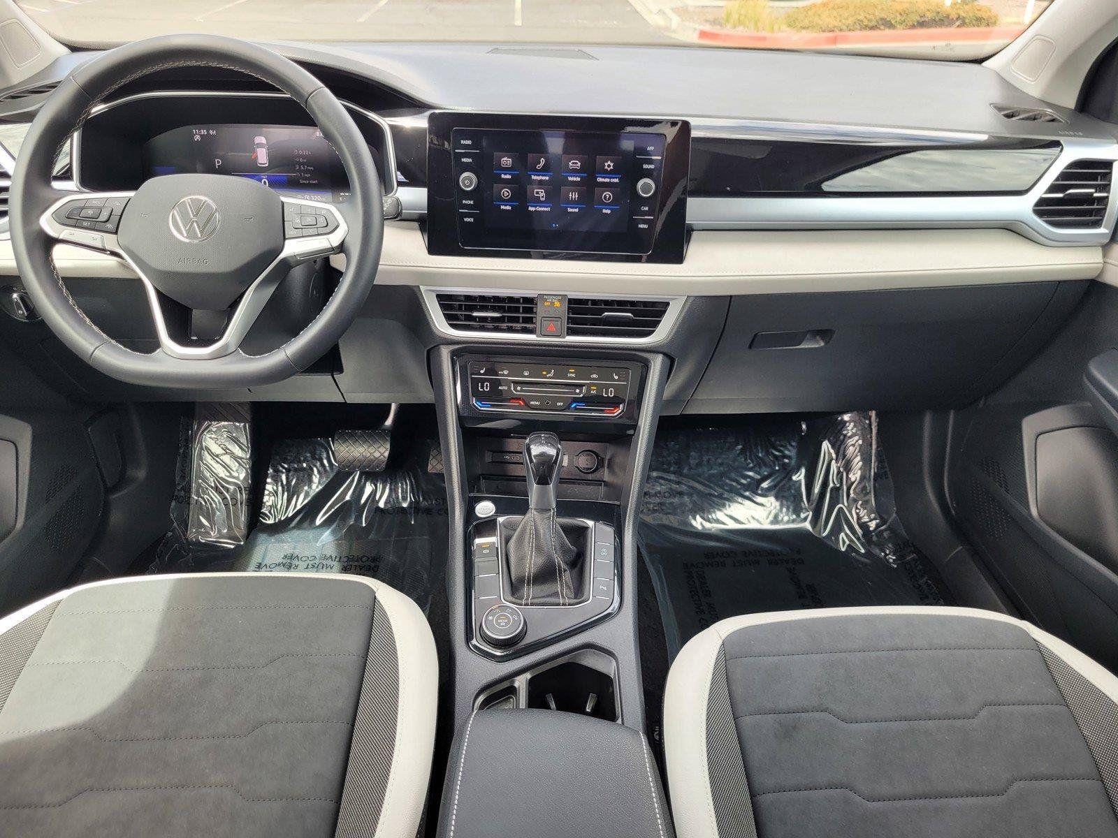 Certified 2025 Volkswagen Taos SE w/ Panoramic Sunroof Package AWD/4WD image 18