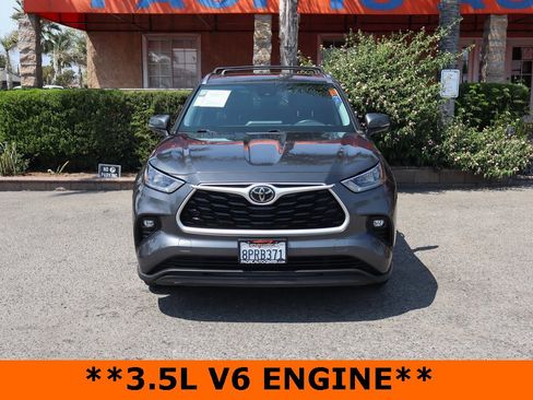 Used 2020 Toyota Highlander XLE image 3