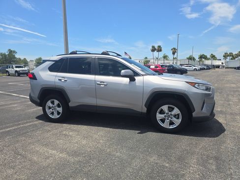 Used 2021 Toyota RAV4 XLE w/ Convenience Package FWD image 2