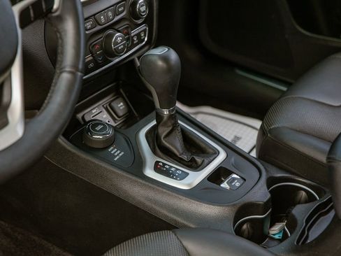 Used 2018 Jeep Cherokee Overland AWD/4WD image 14