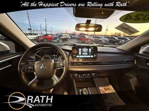 Used 2024 Mitsubishi Outlander SE image 14