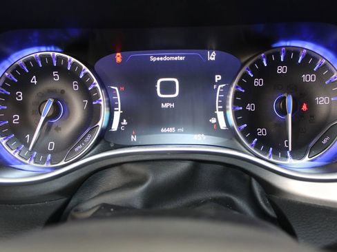 Used 2024 Chrysler Pacifica Touring-L image 16