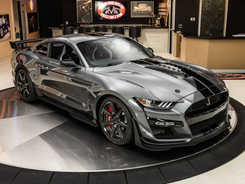 Used 2022 Ford Mustang Shelby GT500 w/ Carbon Fiber Track Pack RWD image 9
