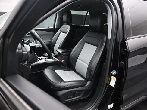 Used 2023 Ford Explorer XLT w/ Equipment Group 202A RWD image 9