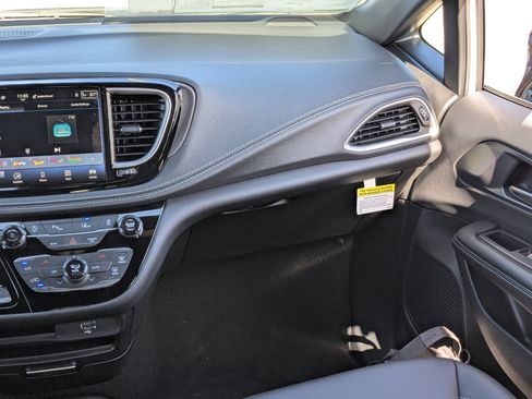 New 2026 Chrysler Pacifica Select image 13