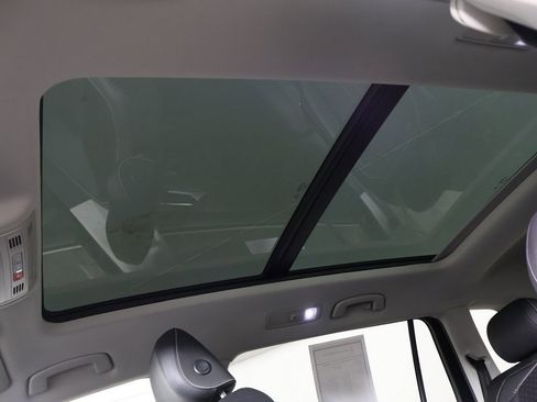 Used 2022 Volkswagen Tiguan SE w/ Panoramic Sunroof Package image 18