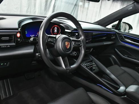 Used 2025 Porsche Macan 4 Electric image 21