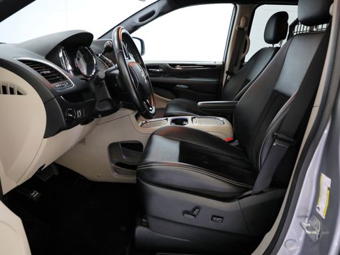 Used 2018 Dodge Grand Caravan SXT image 4