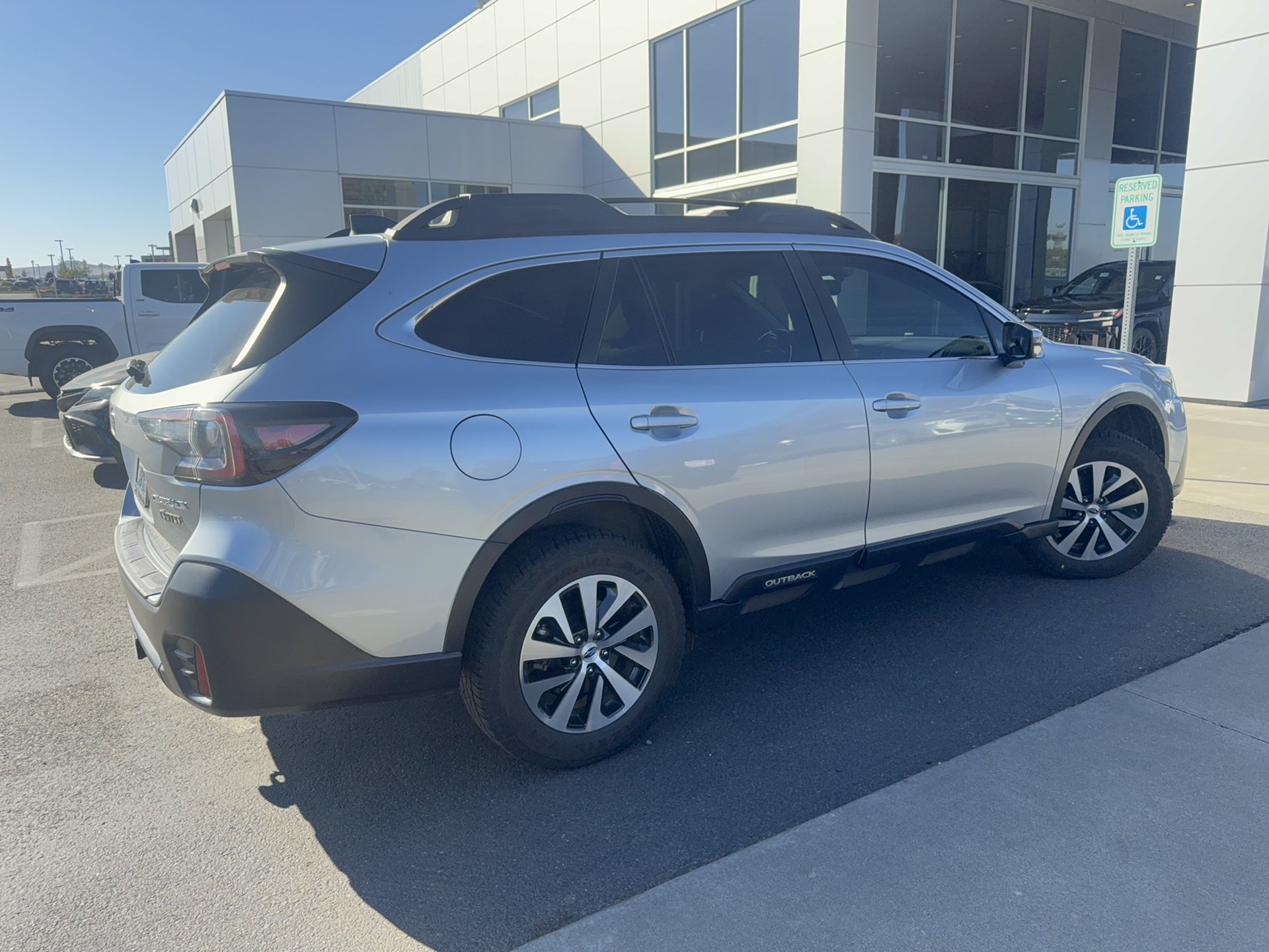 Used 2020 Subaru Outback Premium w/ Popular Package #1 AWD/4WD image 3