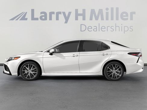 Used 2021 Toyota Camry SE w/ Carpet Mat Package (TMS) image 3