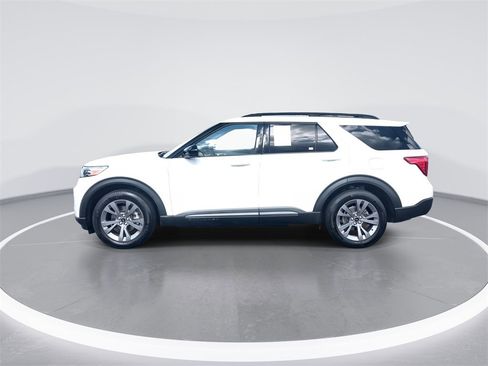 Used 2023 Ford Explorer XLT w/ Equipment Group 202A image 5