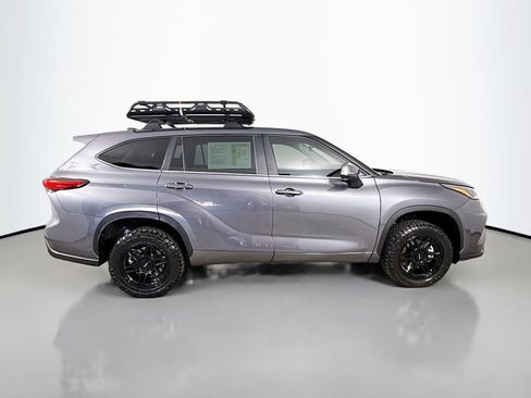Used 2023 Toyota Highlander LE FWD image 9