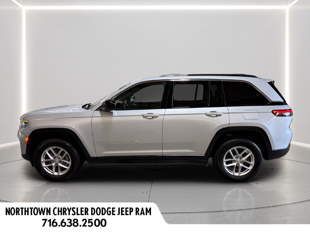 Certified 2025 Jeep Grand Cherokee Laredo X AWD/4WD image 2