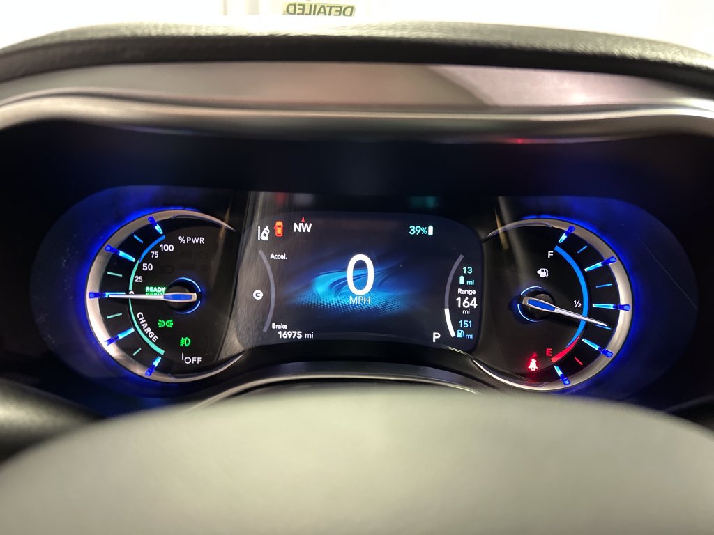 Used 2025 Chrysler Pacifica Premium FWD image 14