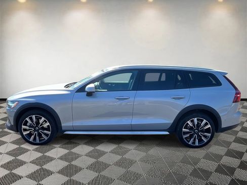 Used 2023 Volvo V60 B5 Cross Country Ultimate w/ Climate Package image 6