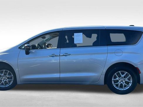 Used 2024 Chrysler Pacifica Touring-L FWD image 6