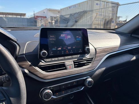 Used 2025 Nissan Altima 2.5 SV FWD image 17