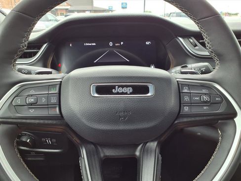 Used 2025 Jeep Grand Cherokee Altitude AWD/4WD image 12