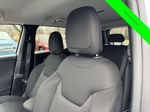 Used 2017 Jeep Renegade Latitude w/ Cold Weather Group image 6