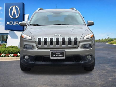 Used 2018 Jeep Cherokee Latitude w/ Cold Weather Group AWD/4WD image 3