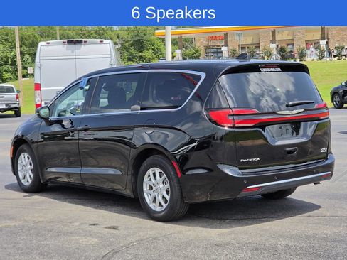 Used 2024 Chrysler Pacifica Touring-L FWD image 4