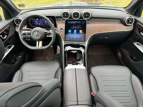 Used 2025 Mercedes-Benz GLC 300 4MATIC image 11