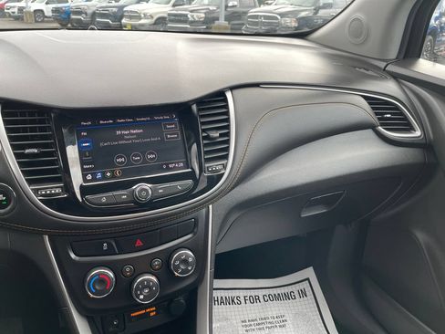 Used 2021 Chevrolet Trax LT w/ LT Convenience Package FWD image 18