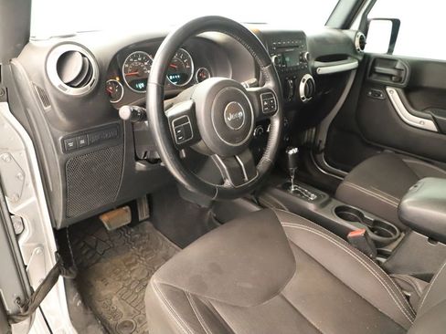 Used 2017 Jeep Wrangler Unlimited Rubicon w/ Max Tow Package AWD/4WD image 15