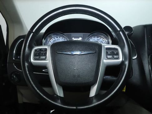 Used 2015 Chrysler Town & Country Touring FWD image 21