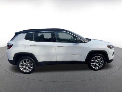 Used 2025 Jeep Compass Limited image 16