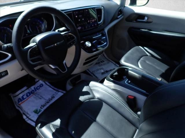 Used 2024 Chrysler Pacifica Touring-L FWD image 14
