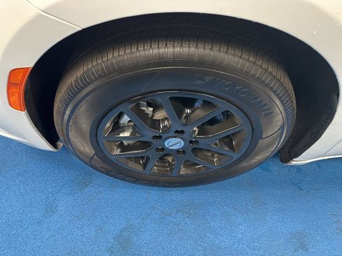 Used 2025 Chrysler Pacifica Select image 16