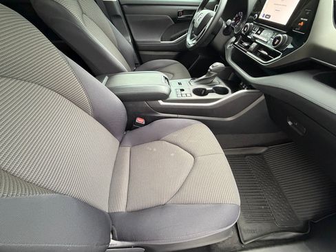 Used 2023 Toyota Highlander LE image 36