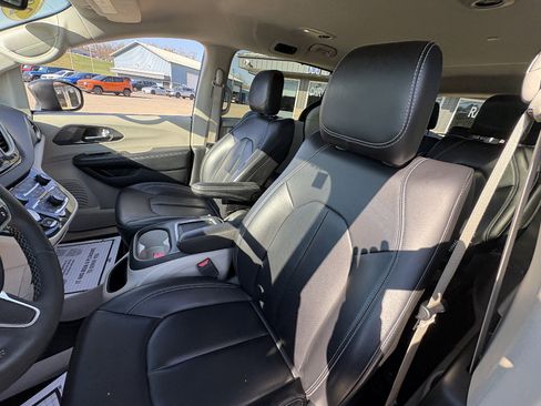 Used 2023 Chrysler Pacifica Touring-L FWD image 32