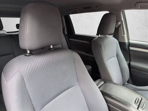 Used 2014 Toyota Highlander LE FWD image 24