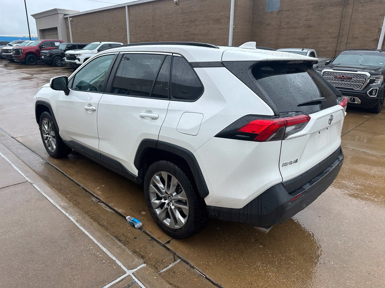Used 2020 Toyota RAV4 XLE Premium FWD image 8