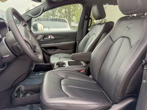 New 2026 Chrysler Pacifica Select image 12